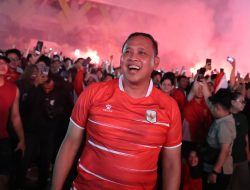 Saksikan Timnas Juara Bareng Warga, Tri Adhianto Bagi-Bagi Doorprize
