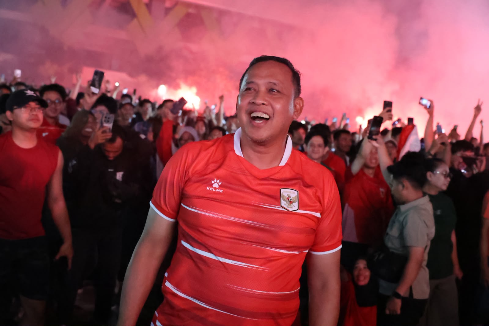 Bekasi - Wali Kota Bekasi Tri Adhianto ditengah eforia Nobar bersama warga saat menyaksikan langsung kemenangan Timnas Indonesia atas Thailand dalam laga Final Piala FIFA ASEAN Cup 2026 di Plaza Patriot Candrabhaga, Senin (5/10/2026) malam. Foto: Gobekasi.id.