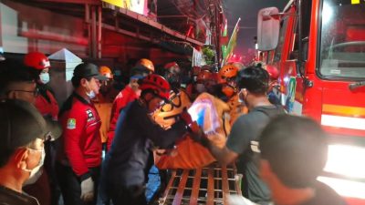 Bekasi - Petugas Evakuasi Dua Korban Tewas Akibat Kebakaran di Kaliabang Tengah Bekasi Utara, Rabu (7/10/2026) malam. Foto: Ist/Gobekasi.id.