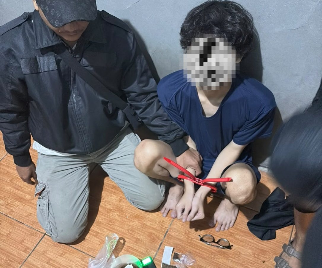 Bekasi - Polsek Cibarusah tangkap pria berinisial RJ (25) terkait produksi dan peredaran tembakau sintetis di Cibarusah Jaya, Kabupaten Bekasi, Rabu (7/10/2026). Sita timbangan dan sinte. Foto: Ist/Gobekasi.id.