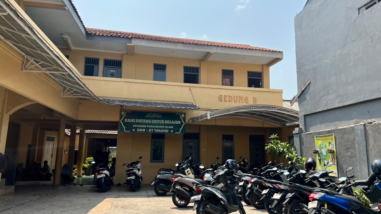 Bekasi - Kondisi Pondok Pesantren Dar et Tauhid di Kampung Poncol, Bulak, Bekasi Selatan, yang menjadi lokasi dugaan pelecehan terhadap santriwati. Foto: Gobekasi.id.