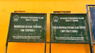 Bekasi - Plang Yayasan Perguruan Islam Dar Et Tauhid, Jakasetia, Bekasi Selatan. Foto: Gobekasi.id.