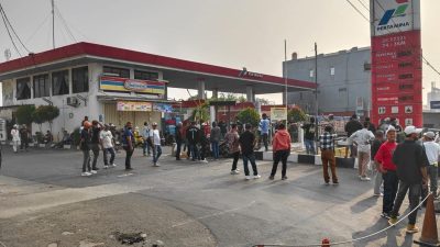 Bekasi - 100 orang ahli waris almarhum Suratno tutupi akses SPBU Diponegoro Tambun Selatan, Kamis (15/10/2026). Duga pemalsuan SHGB lahan 4.385 m2 dan lapor Polres Metro Bekasi. Foto: Ist/Gobekasi.id.
