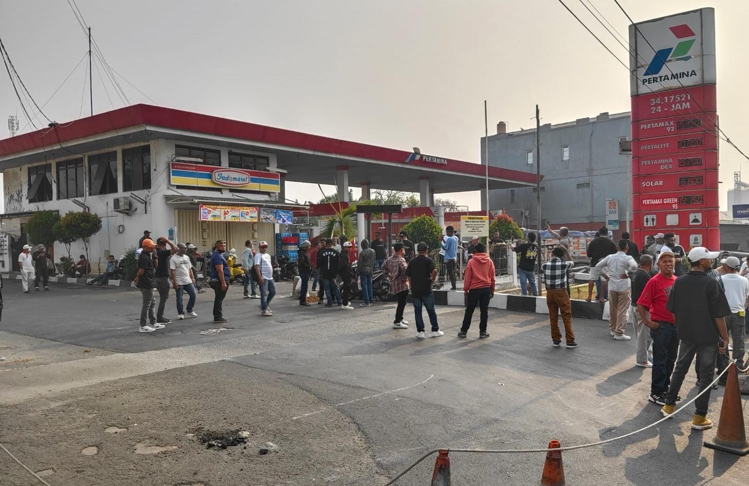 Bekasi - 100 orang ahli waris almarhum Suratno tutupi akses SPBU Diponegoro Tambun Selatan, Kamis (15/10/2026). Duga pemalsuan SHGB lahan 4.385 m2 dan lapor Polres Metro Bekasi. Foto: Ist/Gobekasi.id.