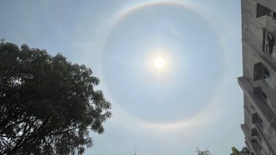Bekasi - Fenomena langka cincin pelangi atau halo matahari hiasi langit Bekasi, Selasa (20/10/2026). Warga terpesona abadikan momen optik atmosfer akibat kristal es awan tinggi. Foto: Ist/Gobekasi.id.