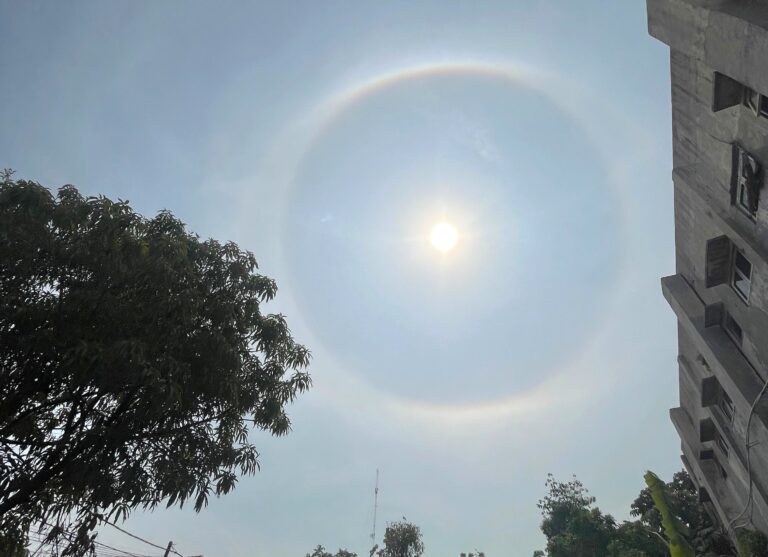 Bekasi - Fenomena langka cincin pelangi atau halo matahari hiasi langit Bekasi, Selasa (20/10/2026). Warga terpesona abadikan momen optik atmosfer akibat kristal es awan tinggi. Foto: Ist/Gobekasi.id.