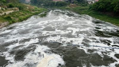Bekasi - Kondisi Kali Bekasi menghitam dan mengeluarkan bau menyengat pada Jumat (23/10/2026). Foto: Ist/Gobekasi.id.