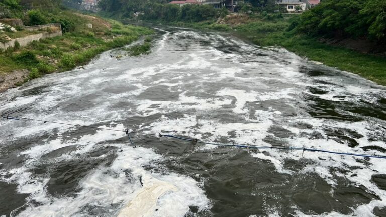 Bekasi - Kondisi Kali Bekasi menghitam dan mengeluarkan bau menyengat pada Jumat (23/10/2026). Foto: Ist/Gobekasi.id.