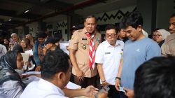Bekasi - Wali Kota Bekasi Tri Adhianto bersama Kepala Kantor Pertanahan Kota Bekasi, Tarbarita Simorangkir menyerahkan sebanyak 600 sertifikat tanah melalui Program Pendaftaran Tanah Sistematis Lengkap (PTSL) Tahun 2026 di Stadion Patriot Candrabhaga, Jalan Ahmad Yani, Kota Bekasi, Selasa (27/10/2026). Foto: Ist/Gobekasi.id.