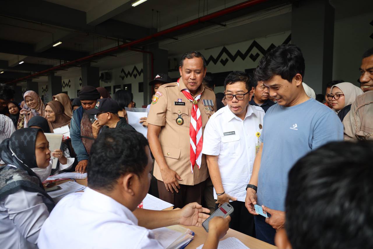 Bekasi - Wali Kota Bekasi Tri Adhianto bersama Kepala Kantor Pertanahan Kota Bekasi, Tarbarita Simorangkir menyerahkan sebanyak 600 sertifikat tanah melalui Program Pendaftaran Tanah Sistematis Lengkap (PTSL) Tahun 2026 di Stadion Patriot Candrabhaga, Jalan Ahmad Yani, Kota Bekasi, Selasa (27/10/2026). Foto: Ist/Gobekasi.id.