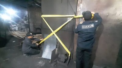 Bekasi - DLH Kota Bekasi segel tempat usaha pembuatan arang di Sumur Batu, Bantargebang (29/10/2026). Penindakan dilakukan usai pemantauan kualitas udara AQMS. Foto: Ist/Gobekasi.id.