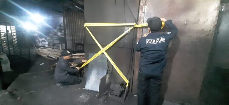 Bekasi - DLH Kota Bekasi segel tempat usaha pembuatan arang di Sumur Batu, Bantargebang (29/10/2026). Penindakan dilakukan usai pemantauan kualitas udara AQMS. Foto: Ist/Gobekasi.id.