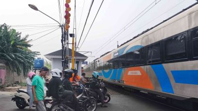 Bekasi - Dishub Kabupaten Bekasi resmikan palang pintu otomatis bantuan pusat di perlintasan KA Gang Walet Tambun (31/10/2026). Dijaga petugas ketat 24 jam penuh. Foto: Ist