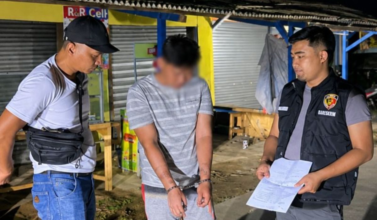 Bekasi - Polres Metro Bekasi amankan pelaku begal OD (22) bersenjata celurit di Cibarusah (31/10/2026). Polisi dalami 12 laporan curas & buru DPO AM (23). Foto: Ist/Gobekasi.id.