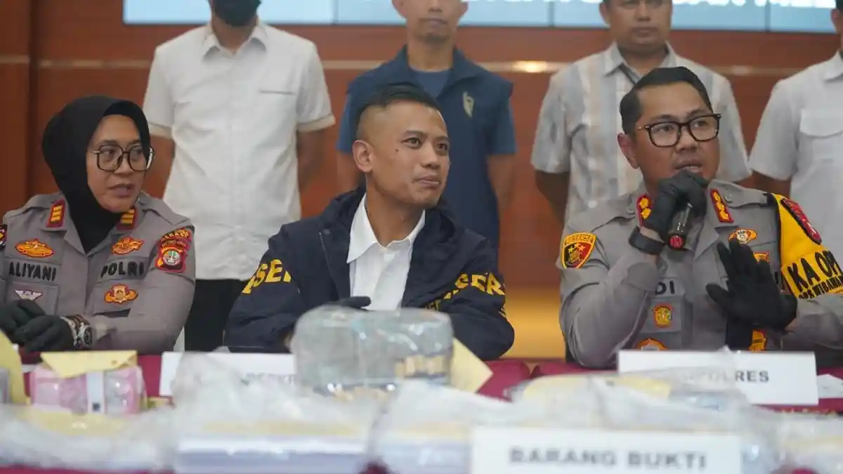 Bekasi - Kapolres Metro Bekasi, Kombes Andi Oddang Riuh Hutomo menggelar konferensi pers skandal dugaan tindak pidana korupsi fasilitas Kredit Usaha Rakyat (KUR) Bank BJB cabang Kabupaten Bekasi. Foto: Ist/Gobekasi.id.