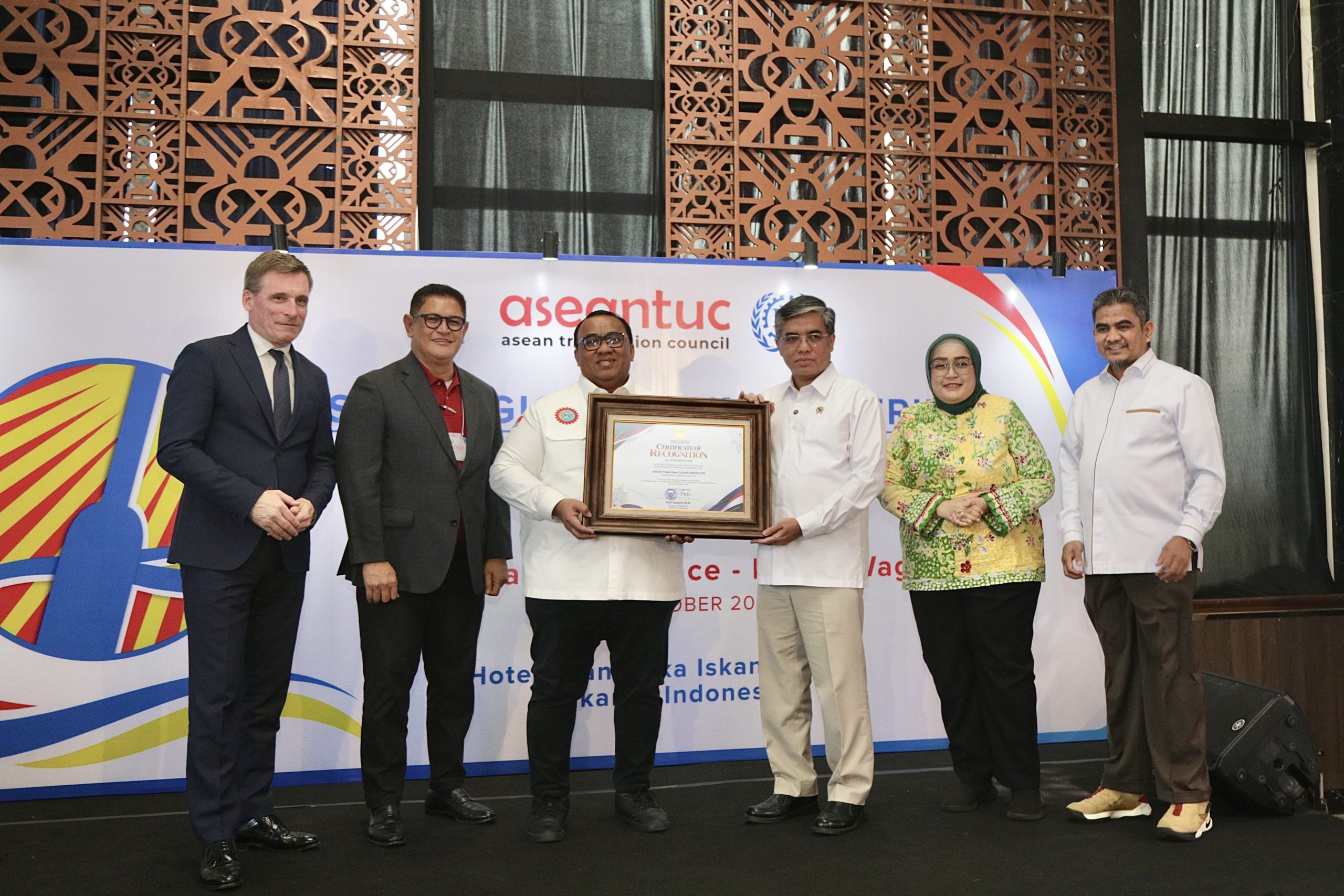 Bekasi - Menaker Yassierli tekankan pentingnya dialog sosial & pelindungan pekerja ASEAN di Jakarta (29/10/2026). Sambut berdirinya kantor pusat AseanTUC di Jakarta. Foto: Kemnaker/Gobekasi.id.