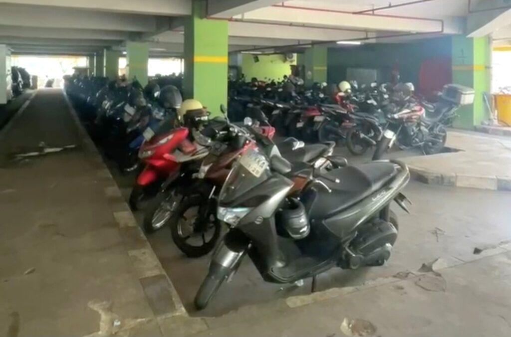 Bekasi - Perkantoran Pemkot Bekasi terapkan zona bebas kendaraan mulai Senin (19/10/2026). Kendaraan pribadi diarahkan parkir di Gedung Parkir Stadion Patriot Candrabhaga. Foto: Ist/Gobekasi.id.