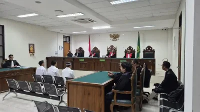 Bekasi - Proses persidangan perkara dugaan tindak pidana pengeroyokan yang menyeret nama seorang oknum anggota DPRD Kabupaten Bekasi berinisial NY kembali bergulir di PN Cikarang, Senin (5/10/2026). Foto: Ist