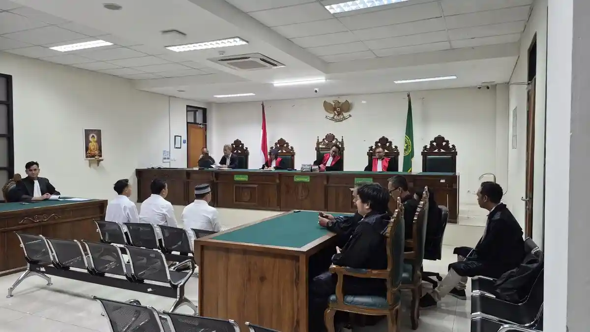 Bekasi - Proses persidangan perkara dugaan tindak pidana pengeroyokan yang menyeret nama seorang oknum anggota DPRD Kabupaten Bekasi berinisial NY kembali bergulir di PN Cikarang, Senin (5/10/2026). Foto: Ist