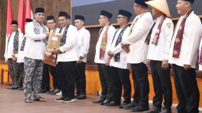 Bekasi - Pembentukan dan penyerahan Surat Keputusan (SK) TP2D berlangsung di Aula KH Noer Ali, Gedung Bupati, Kompleks Pemkab Bekasi. Foto: Ist/Gobekasi.id.