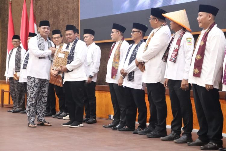 Bekasi - Pembentukan dan penyerahan Surat Keputusan (SK) TP2D berlangsung di Aula KH Noer Ali, Gedung Bupati, Kompleks Pemkab Bekasi. Foto: Ist/Gobekasi.id.