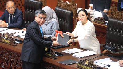 Bekasi - Menteri Ketenagakerjaan (Menaker) Yassierli menyampaikan Pendapat Akhir Pemerintah dalam Rapat Paripurna Dewan Perwakilan Rakyat Republik Indonesia (DPR RI), yang digelar di Senayan, Jakarta, Selasa (6/10/2026). Foto: Kemnaker/Gobekasi.id.