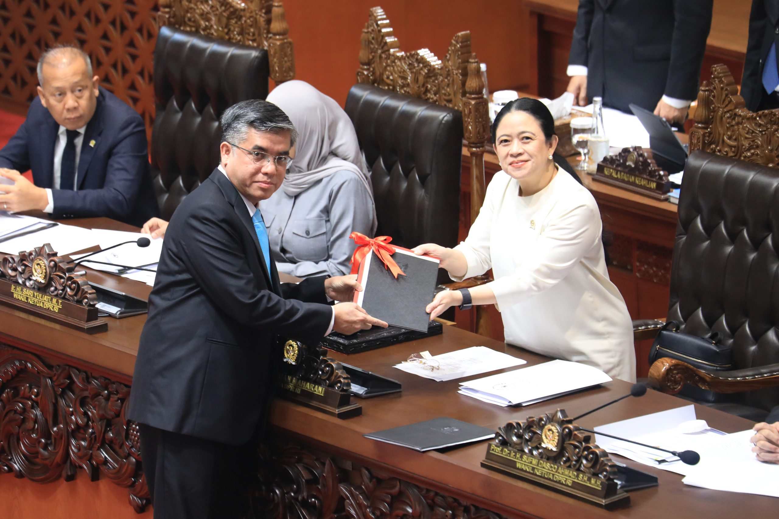 Bekasi - Menteri Ketenagakerjaan (Menaker) Yassierli menyampaikan Pendapat Akhir Pemerintah dalam Rapat Paripurna Dewan Perwakilan Rakyat Republik Indonesia (DPR RI), yang digelar di Senayan, Jakarta, Selasa (6/10/2026). Foto: Kemnaker/Gobekasi.id.