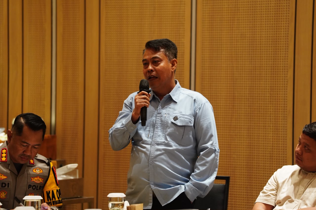 Bekasi - Ketua Kadin Kota Bekasi Qadar Ruslan Siregar dalam Rapat Koordinasi Jaga Pelajar Jaga Bekasi yang diinisiasi oleh Polres Metro Bekasi Kota dan Polres Metro Bekasi di Kawasan Grand Wisata Bekasi, Rabu (30/9/2026). Foto: Ist/Gobekasi.id.