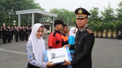Polres Metro Bekasi Kota dan Bank Raya Bagikan 5 Tablet untuk Pemenang Program “Pelajar Beken”