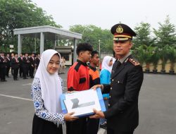 Polres Metro Bekasi Kota dan Bank Raya Bagikan 5 Tablet untuk Pemenang Program “Pelajar Beken”
