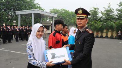Bekasi - Wakapolres AKBP Davis Busin Siswara memberikan tablet kepada lima siswa pemenang program Pelajar Beken yang digagas Polres Metro Bekasi Kota. Foto: Ist/Gobekasi.id.