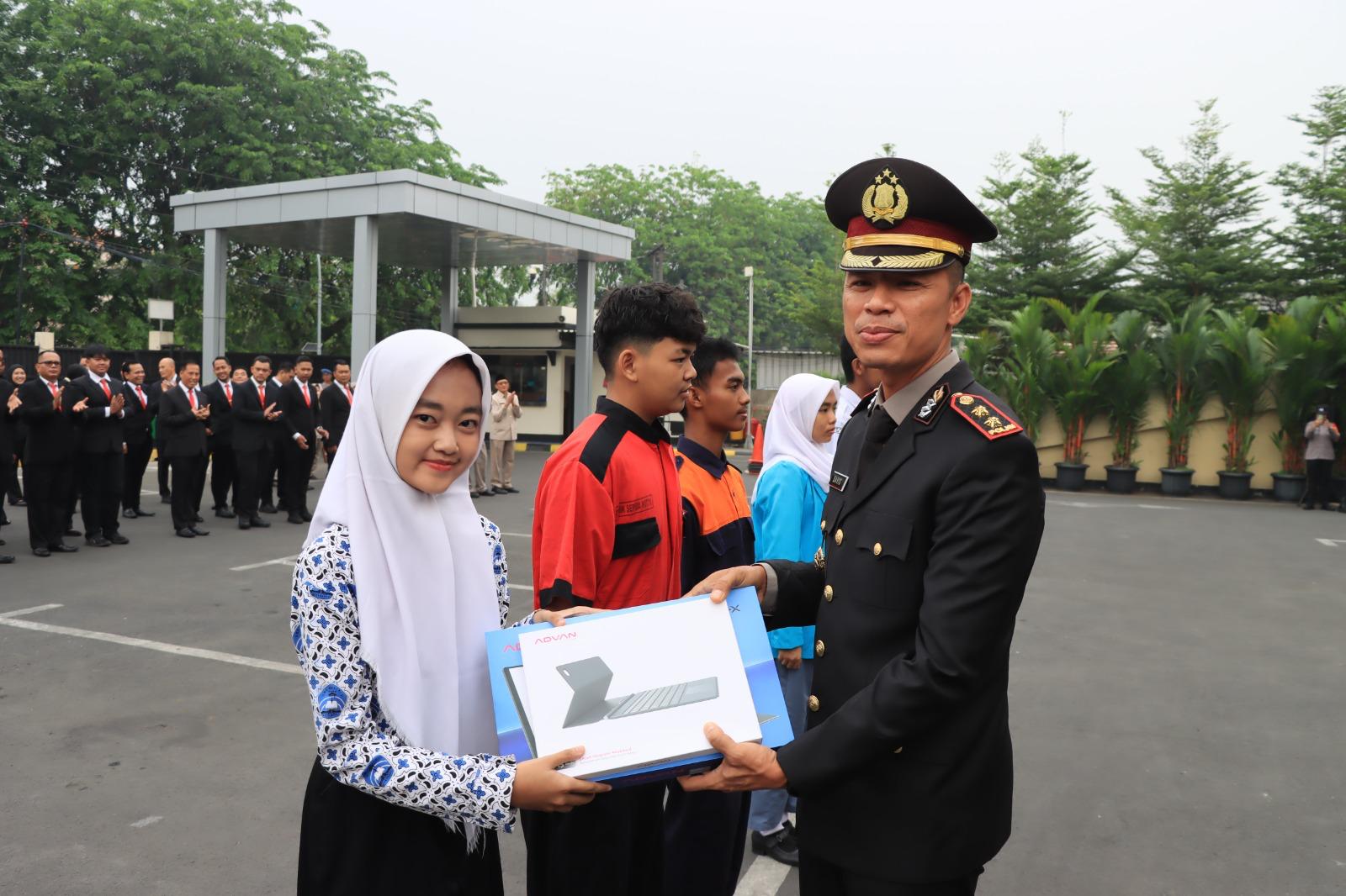 Bekasi - Wakapolres AKBP Davis Busin Siswara memberikan tablet kepada lima siswa pemenang program Pelajar Beken yang digagas Polres Metro Bekasi Kota. Foto: Ist/Gobekasi.id.