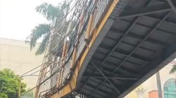 Bekasi - Jembatan Penyeberangan Orang (JPO) yang terletak di Jalan Jenderal Sudirman, Bekasi Barat, rusak dihantam truk muatan ekskavator pada Kamis (1/10/2026) dini hari. Foto: Septian/Gobekasi.id.