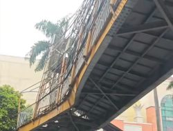 Truk Muat Ekskavator Tabrak JPO Grand Mal Bekasi, Kerugian Ditaksir Rp750 Juta