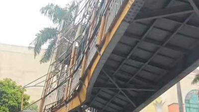 Bekasi - Jembatan Penyeberangan Orang (JPO) yang terletak di Jalan Jenderal Sudirman, Bekasi Barat, rusak dihantam truk muatan ekskavator pada Kamis (1/10/2026) dini hari. Foto: Septian/Gobekasi.id.