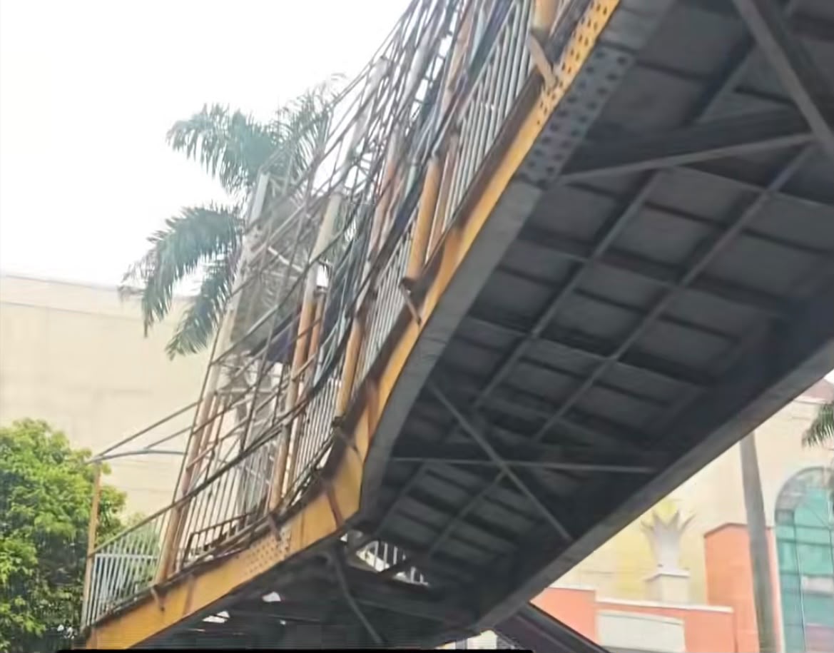 Bekasi - Jembatan Penyeberangan Orang (JPO) yang terletak di Jalan Jenderal Sudirman, Bekasi Barat, rusak dihantam truk muatan ekskavator pada Kamis (1/10/2026) dini hari. Foto: Septian/Gobekasi.id.