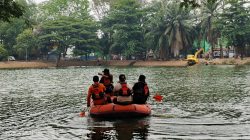 Bekasi - BPBD Kota Bekasi saat melakkan pengukuran kedalaman Danau Duta Harapan di Bekasi Utara yang akan menjadi venue Cabang Olahraga Triathlon pada event Pekan Olahraga Provinsi Jawa Barat 2026. Kamis (1/10/2026). Foto: Gobekasi.id.