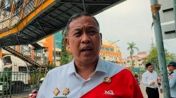 Bekasi - Wali Kota Bekasi, Tri Adhianto meninjau langsung kerusakan JPO di depan Grand Mall, Kranji, Bekasi Barat, akibat ditabrak truk bermuatan ekskavatof, Kamis (1/10/2026). Foto: Ist/Gobekasi.id.