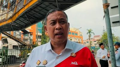 Bekasi - Wali Kota Bekasi, Tri Adhianto meninjau langsung kerusakan JPO di depan Grand Mall, Kranji, Bekasi Barat, akibat ditabrak truk bermuatan ekskavatof, Kamis (1/10/2026). Foto: Ist/Gobekasi.id.