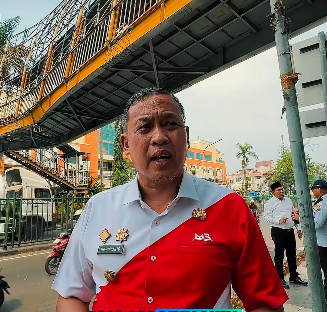 Bekasi - Wali Kota Bekasi, Tri Adhianto meninjau langsung kerusakan JPO di depan Grand Mall, Kranji, Bekasi Barat, akibat ditabrak truk bermuatan ekskavatof, Kamis (1/10/2026). Foto: Ist/Gobekasi.id.