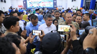 Bekasi - Wakil Ketua DPR RI, Cucun Ahmad Syamsurijal bersama Menteri Ketenagakerjaan (Menaker) Yassierli usai menghadiri Dialog Sosial bertema Mengawal RUU Pelindungan Ketenagakerjaan yang Adil bagi Semua, di Bekasi, Kamis (1/10/2026). Foto: Kemnaker/Gobekasi.id.