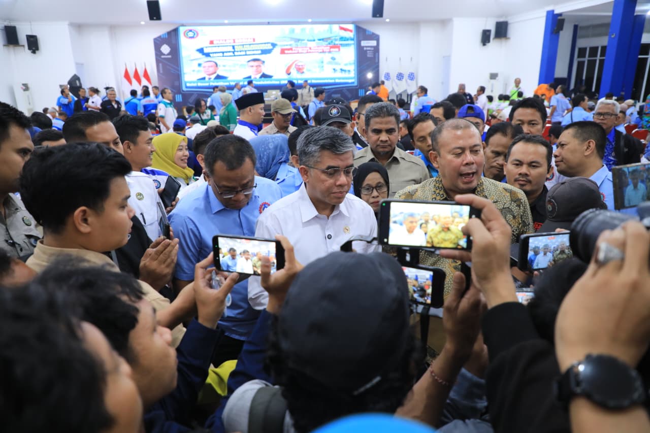 Bekasi - Wakil Ketua DPR RI, Cucun Ahmad Syamsurijal bersama Menteri Ketenagakerjaan (Menaker) Yassierli usai menghadiri Dialog Sosial bertema Mengawal RUU Pelindungan Ketenagakerjaan yang Adil bagi Semua, di Bekasi, Kamis (1/10/2026). Foto: Kemnaker/Gobekasi.id.