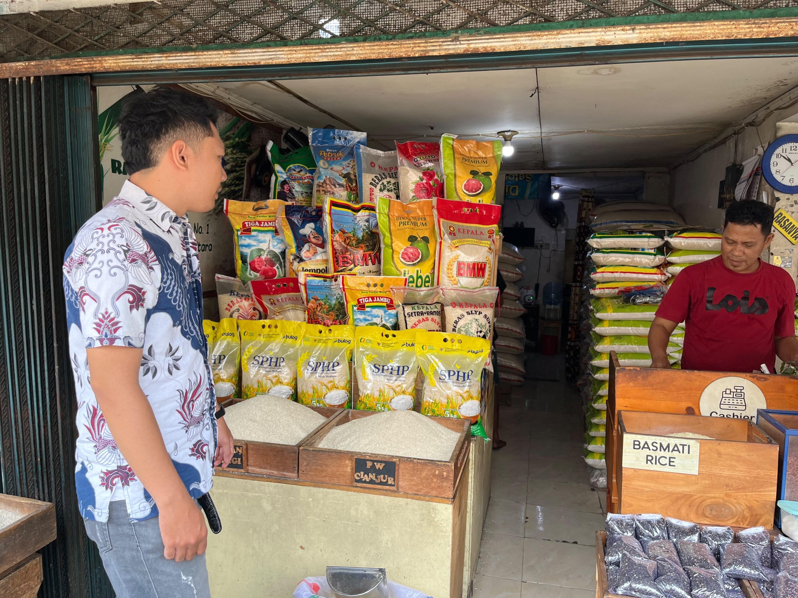 Bekasi - Satgas Pengawasan Harga dan Mutu Beras Polres Metro Bekasi Kota cek pasar pantau harga, kualitas, dan distribusi (2/10/2026). Pastikan penjualan sesuai HET. Foto: Polres Metro Bekasi Kota/Gobekasi.id.