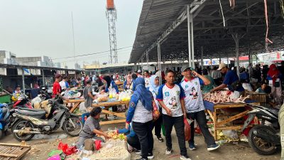 Bekasi - Ribuan ASN Pemkot Bekasi serbu Pasar Baru Bekasi lewat program Gebrak Pasar (2/10/2026). Pedagang sambut antusias dan minta kegiatan tidak hanya saat hari Jumat. Foto: Septian/Gobekasi.id.