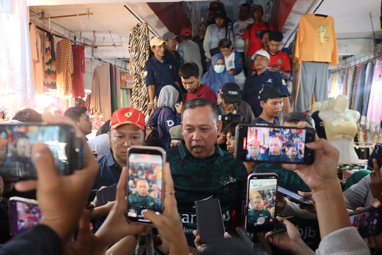 Bekasi - Wali Kota Bekasi, Tri Adhianto, menyampaikan apresiasi tinggi atas tingginya antusiasme para pegawai ASN yang berbelanja di Pasar Baru Bekasi, Jumat (2/10/2026). Foto: Ist/Gobekasi.id.