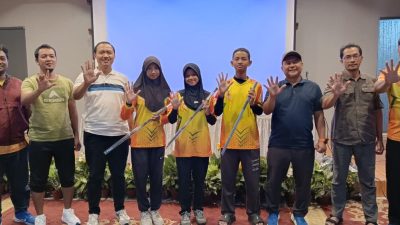Bekasi - Pengurus Perpani Kota Bekasi secara simbolis menyerahkan peralatan kepada atlet jelang Porprov Jabar 2026 di Wulansari, Bekasi Selatan, Sabtu (3/10/2026). Foto: Gobekasi.id.