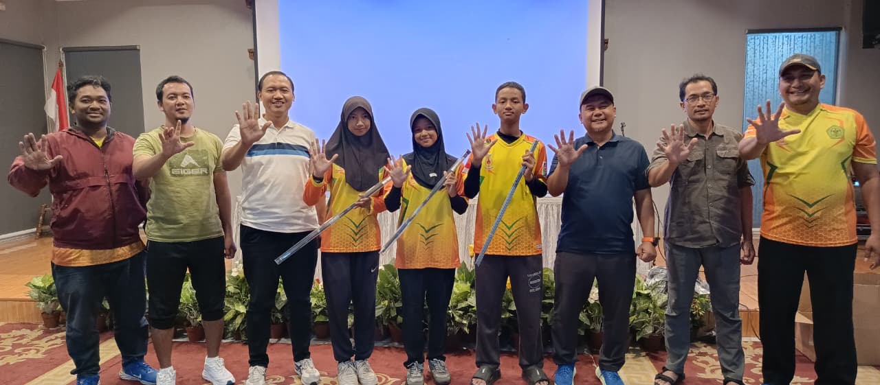 Bekasi - Pengurus Perpani Kota Bekasi secara simbolis menyerahkan peralatan kepada atlet jelang Porprov Jabar 2026 di Wulansari, Bekasi Selatan, Sabtu (3/10/2026). Foto: Gobekasi.id.