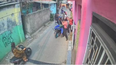 Bekasi - Rekaman CCTV dimana sekelompok pelajar coba menganiaya pelajar lain dengan Celurit kawasan Gang Asmawi, RT 03/RW 01, Kelurahan Jaka Mulya, Kecamatan Bekasi Selatan, Kota Bekasi, Jumat (2/10/2026). Foto: Ist/Gobekasi.id.