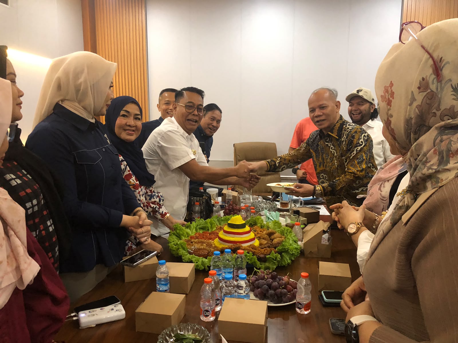 Bekasi - Momentum berkumpulnya jajaran pengurus dan anggota Kadin Kota Bekasi sekaligus konsolidasi organisasi menuju babak baru. Foto: Ist/Gobekasi.id.