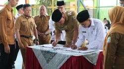 Bekasi - Wali Kota Bekasi Tri Adhianto serahkan hibah BMD tanah dan bangunan senilai Rp2,7 miliar kepada Kemenag Kota Bekasi di MAN 1 Kota Bekasi, Senin (5/10/2026). Foto: Ist/Gobekasi.id.